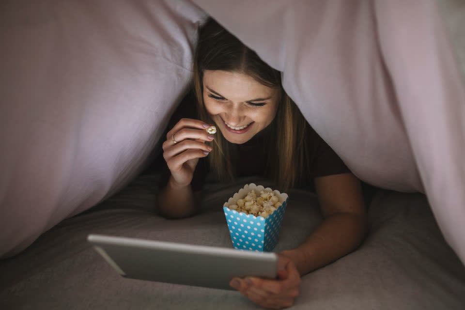 Chica viendo series en su tablet